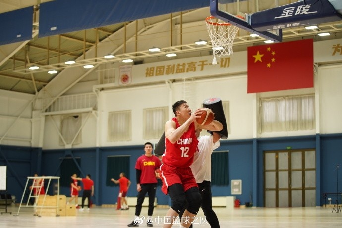 中國(guó)籃球之隊(duì)官博：大塊頭 大能量 祝李炎哲25歲生日快樂！