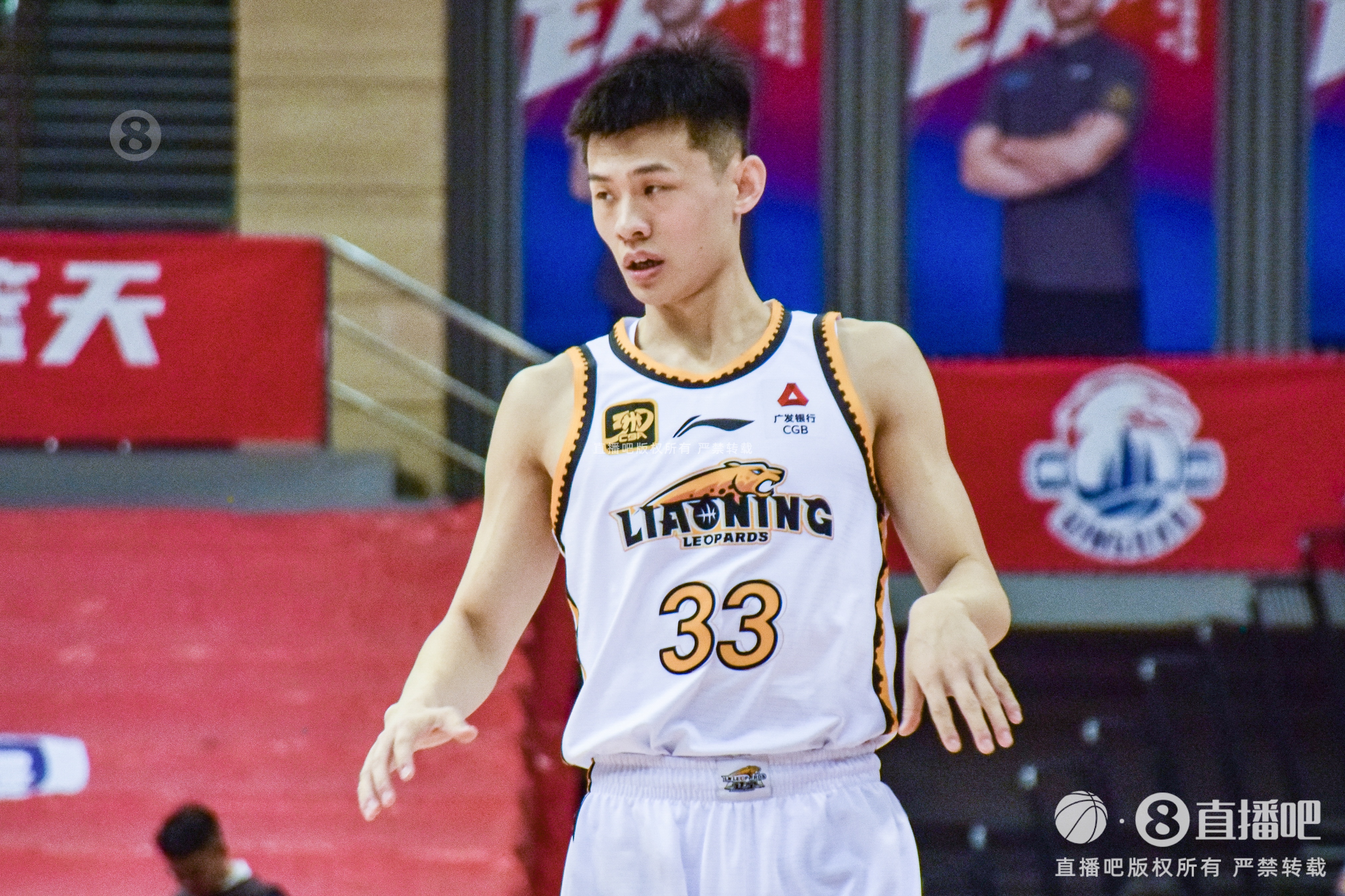 首次以客隊球員身份回同曦主場！王嵐嵚首節(jié)5分鐘出現3犯規(guī)&拿2分