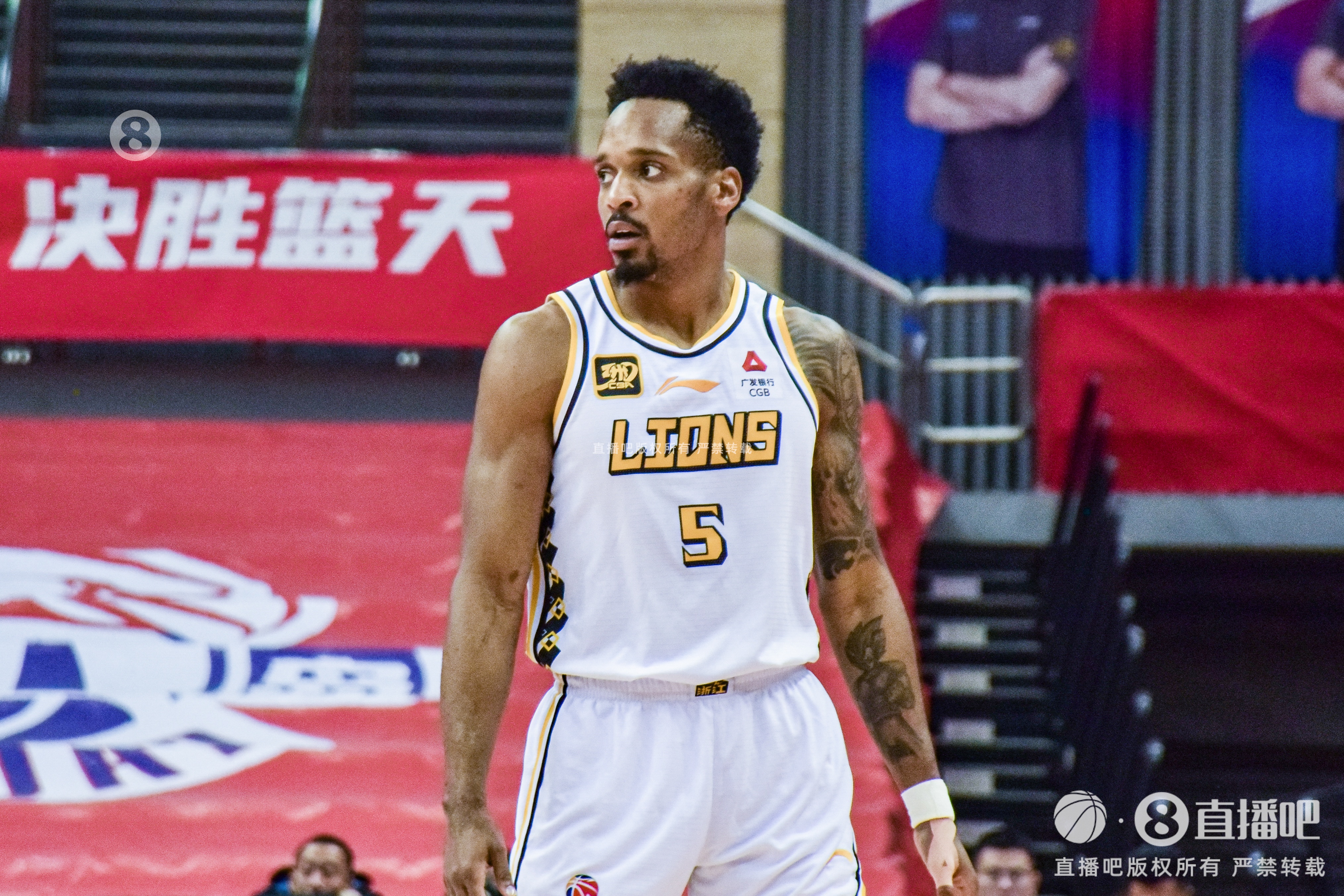 得分保障！小巴里-布朗17中9&三分9中4砍28分 末節(jié)11分助隊取勝