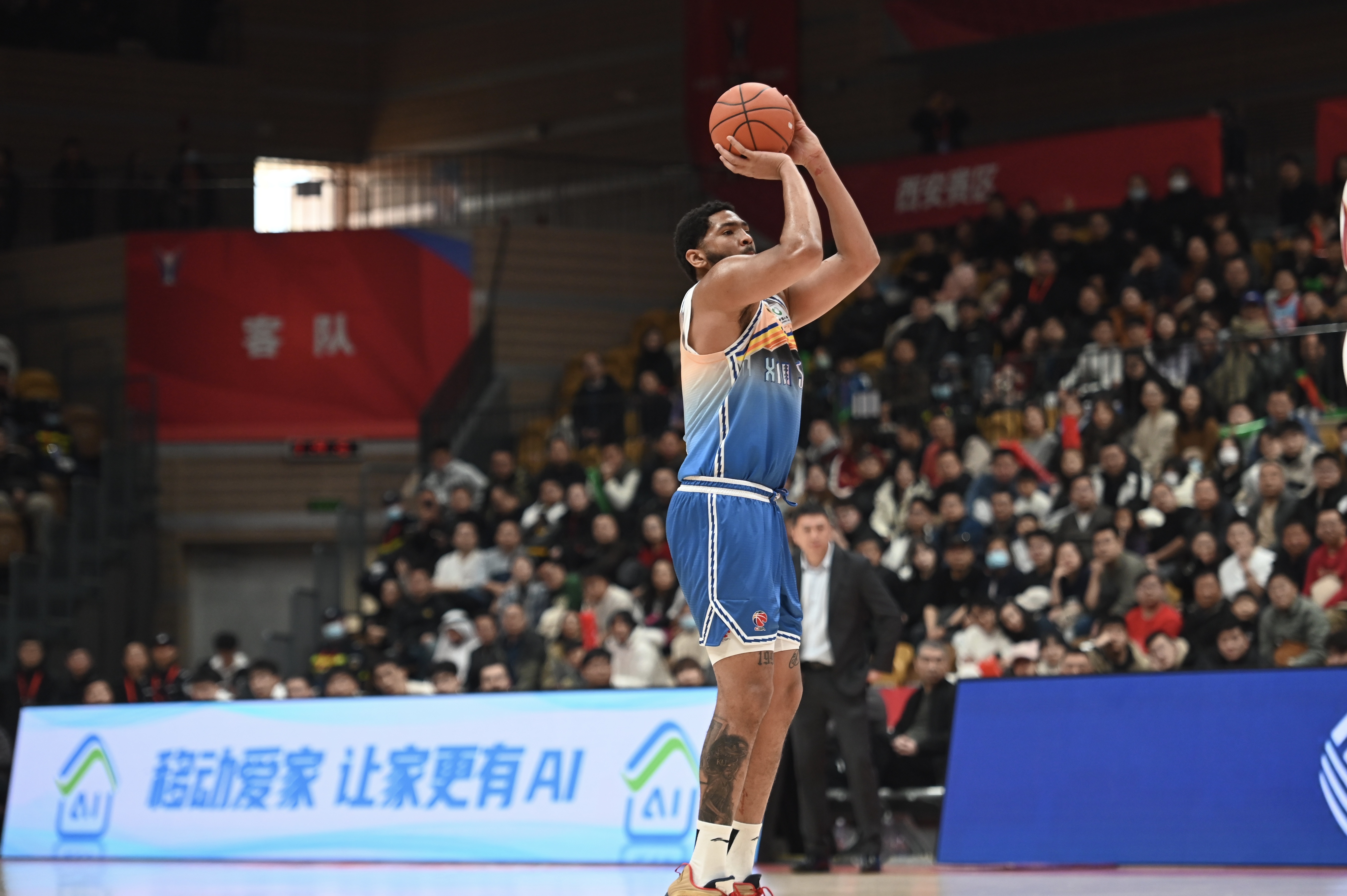 手感火熱！勞森半場7中6高效砍下17分5籃板 首節(jié)15分