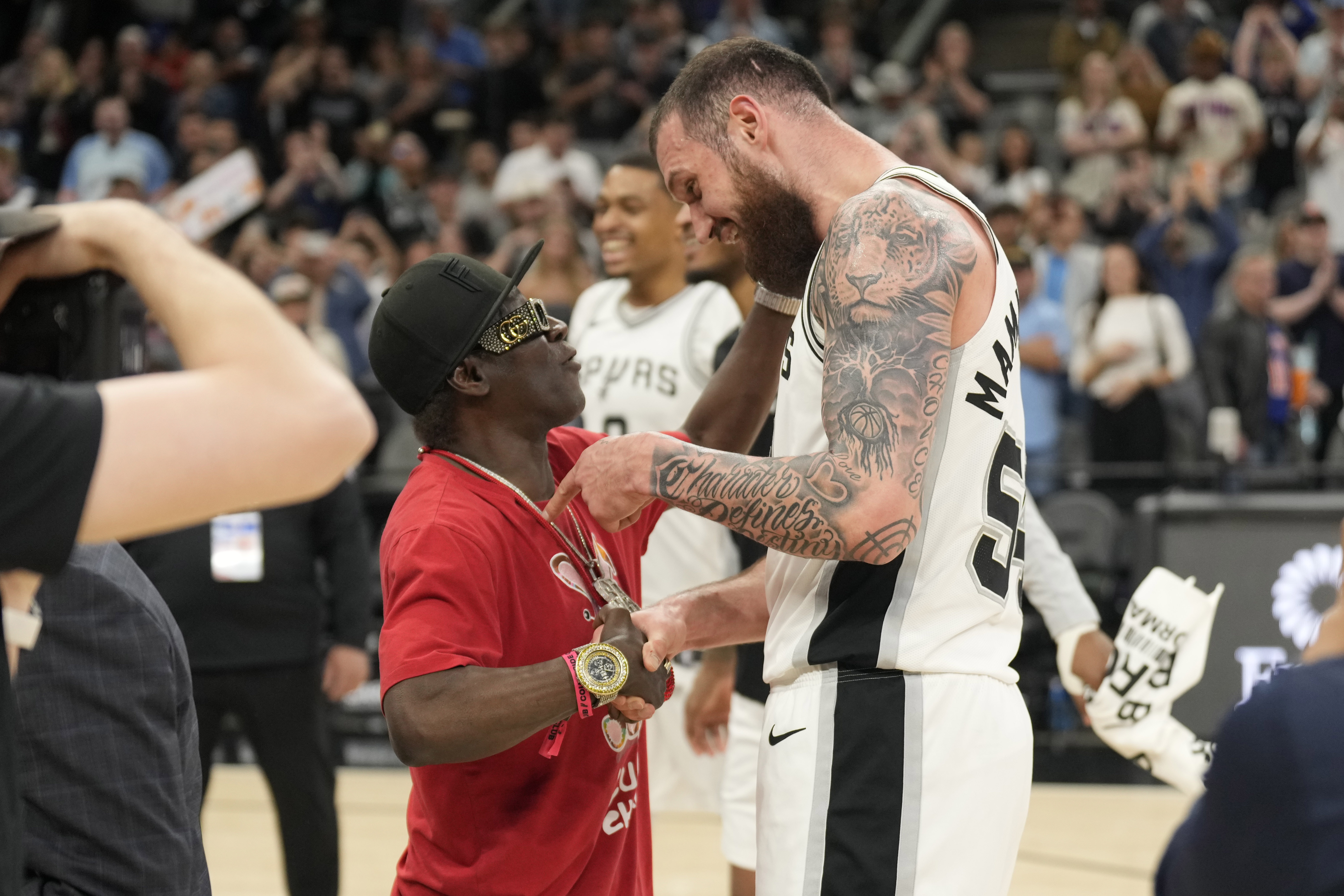 馬穆上場19分鐘就砍下34分！哈特：他能進(jìn)入NBA是有原因的